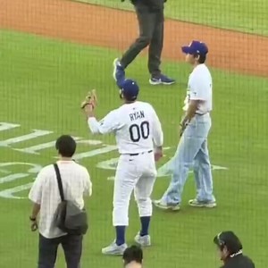 My left handed man | Kim Taehyung V Updates