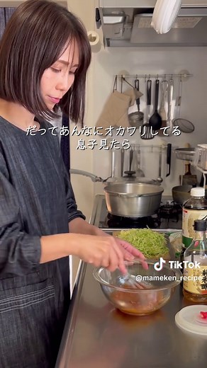🥣材料 もやし 200g キャベツ 1/4玉 人参 1/2本 【A】 醤油 大1.5 お酢 大1 味噌 小1 ごま油 小1 すりゴマ 適量 海苔 １／４帖 キャンディチーズ 4個 🍳作り方 １．人参、キャベツは千切り、もやしは袋の上から格子に切り短くしておく。 ２．鍋に水を入れ、人参、湯だったらキャベツ、もやしの順に入れ、再沸騰したらザルにあけて水で冷やして水気を絞っておく。 ３．合わせておいた【A】と野菜を混ぜ合わせ、海苔を手で握り細かくしたものと、すりごま、キャベツチーズは小さめにカットし加えたら完成✨ #給食の先生 #給食の先生伝授 #名も無きサラダ #もやし #子ども爆食べ