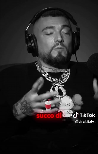 Guè non è solo il king del rap, ma dimostra di avere anche fiuto per il business. In questo estratto da One More Time, rivela perché ha scelto di investire nel mercato della tequila, guardando oltre le tendenze del momento e puntando su una scommessa internazionale. Dalla visione imprenditoriale alla scelta strategica del packaging pronto da bere, ecco come nasce un brand che non è solo una partnership, ma una vera creatura del rapper. Visione lungimirante o semplice passione? 🍹🚀 #Guè #Busines