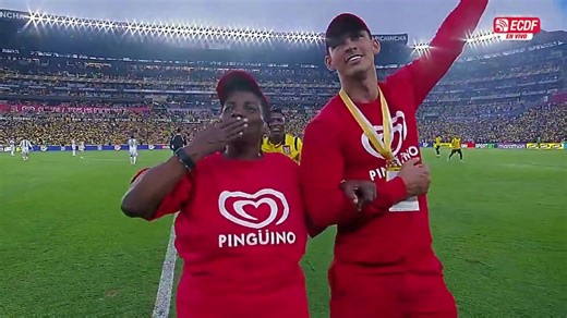 6.7K views · 206 reactions | La mamá de Moisés es la encargada de entregar la pelota al árbitro. Moisés la busca para abrazarla. De vender cosas en la calle para sostener a su familia a tener a su hijo como figura del fútbol mundial. Hermoso❤️ Síguenos en nuestros canales de información Telegram t.me/notidiarioec WhatsApp is.gd/OzhUfm | Barcelona Sporting Club Idolo del Ecuador | Facebook