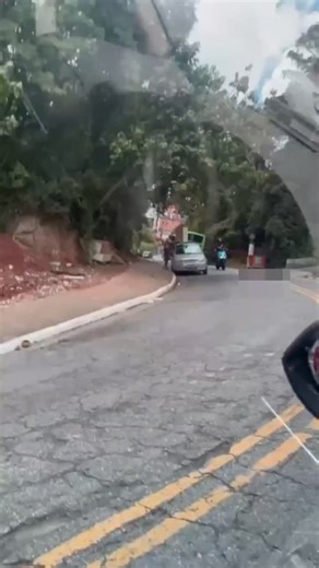 TV São Bernardo on Instagram: "UM DIA APÓS PREFEITURA REALIZAR LIMPEZA, MORADOR É FLAGRADO DESCARTANDO ARMÁRIO NA CALÇADA Um dia após a Prefeitura realizar a limpeza da Avenida Jardim, no bairro Vila Esperança, em São Bernardo, um morador foi flagrado descartando um armário na calçada. O registro foi feito nesta quinta-feira (15) por Rodolfo Vieira (@vieira_rodolpho), que ficou indignado com a situação. Segundo Rodolfo, o local do descarte está a menos de 1 km de um Ecoponto, mas, ainda assim, o