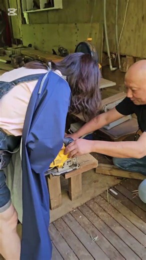 Making a guqin (Chinese zither). The first stage, choosing the wood. Spruce. And cutting it out.