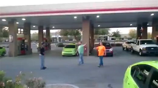 Man tries fighting a blue collar worker and finds out