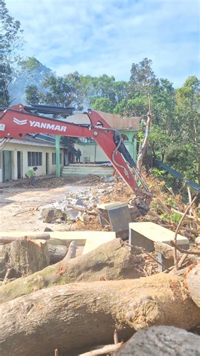 KAYA RIN NAMING MAG-SAVE HINDI LANG MAG-DELETE! -Backhoe A backhoe doesn’t only destroy—parang teacher yan. Minsan nagbabakbak ng mali, pero ang goal ay mag-save, mag-rebuild, at mag-restore. 😆 #backhoe #demolition | Titser Olen