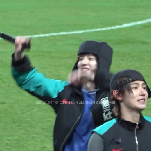 4.9K views · 829 reactions | ‼️CÁI CON CHIM CÁNH CỤT ĐÁNG YÊU NÀY羅 ️Con có chịu được lạnh đâu mà con ăn mặc mỏng manh thế kia hả Cún ơiiiii ©️Corithoon #JUHOON #코르티스 #주훈 #CORTIS | Juhoon Cortis - Juhoon nhìn kiểu gì cũng thấy yêu | Facebook