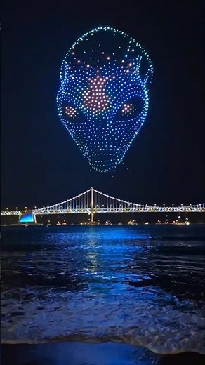 커다란 눈과 매끄러운 머리를 가진 전형적인 외계인(그레이 외계인)의 등장 연출「외계인의 침공「광안리 M 드론라이트쇼」