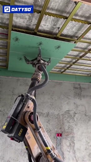 robot tại một công trường xd đang tự động nâng và cố định các tấm trần với độ chính xác tuyệt vời.