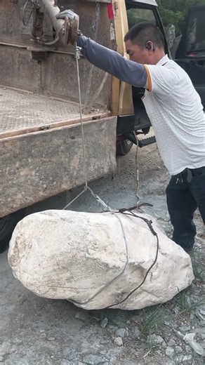 Simple Rope‑Hitching Method For Lifting Heavy Stones
