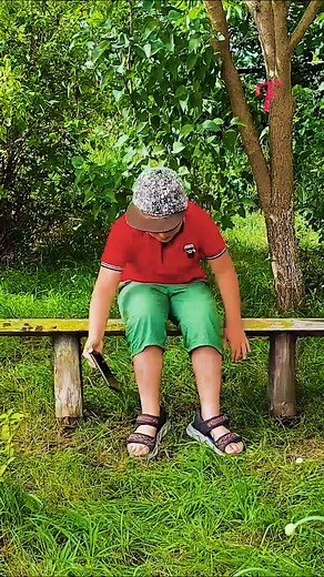 Craftsman made a bench with a stand for food and gadgets #FabiosaDIY #Fabiosa #DIY furniture #DIY #bench #crafts | Fabiosa Digest