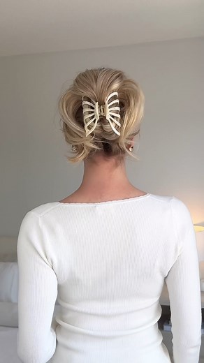 Easy Claw Clip Hairstyle Tutorial: '90s-Inspired Updo