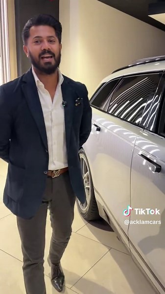 New Model High Specification Ultra Low Mileage 2024 24 Range Rover Velar 2.0 D200 Dynamic SE Live Priced at £43,990 - Buy & Reserve Online - Contact Joe on 07835377418 or Business WhatsApp us on 07724101010 📲 Styled beautifully in Hakuba Silver Metallic paired with a Black Exterior Pack, 21