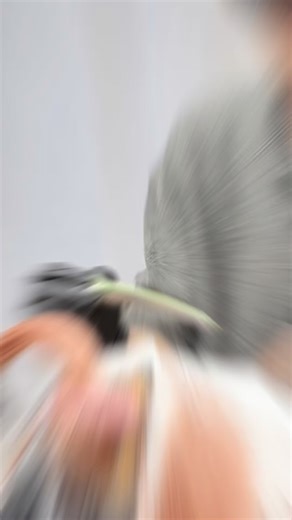 Applying bleach without touching the scalp No pain, no overlap on previously bleached hair to prevent damage If bleach usually stings your scalp, come see me! By avoiding bleach application directly on the scalp, the line of demarcation will stay healthier and won’t break during your next touch-up. Bleaching with the highest-quality bond treatments to protect and strengthen your hair It’s best to come in for a bleach touch-up every 6 to 8 weeks. If you wait longer, the regrowth area gets too lon