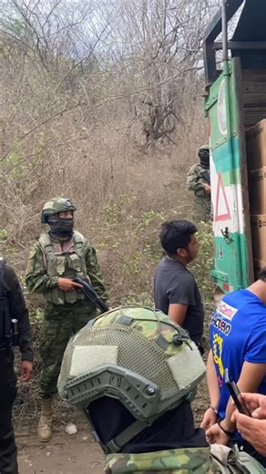 🚨 Contrabando frustrado en la frontera sur. En una trocha ilegal del cantón Macará, el trabajo conjunto entre SENAE y @fuerzasarmadasec permitió la aprehensión de un camión cargado con lubricantes que presumiblemente intentó salir del país evadiendo los controles. . 🚫 Continuamos golpeando al contrabando, reforzando el control en la zonas fronterizas. 🇪🇨💪 #LuchaContraElContrabando #ElNuevoEcuador | Servicio Nacional de Aduana del Ecuador