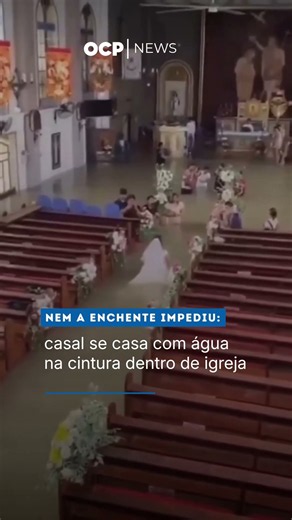Nem a enchente impediu: casal se casa com água na cintura dentro de igreja