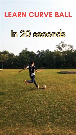 Curve ball tutorial in 20 sec ⚽ #football #ronaldo