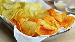 Cómo Hacer Patatas Chips Caseras 😋💛 Dile adiós a las patatas chips de bolsa. Ingredientes: Patatas medianas peladas y lavadas Aceite de oliva virgen extra Sal Ajo en polvo Pimentón dulce o picante (paprika) Perejil seco picado #chips #patatasfritas #crujientes | Platos Fáciles con Tamara