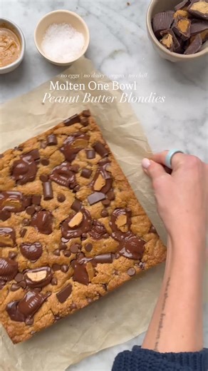 One Bowl MOLTEN Peanut Butter Cookie Bars!! No eggs, dairy feee, and you’d never believe they’re vegan 😮‍💨just the most crispy yet fudge-like peanut butter blondie, with loads of creamy peanut butter and molten chocolate chips and peanut butter cups!! You truly only need a bowl and a whisk and they’re ready in 30 minutes 🤭 These are maybe a little *too* easy so just prepare yourself!! You can comment “PEANUT BUTTER COOKIE BARS” and I’ll send you the full recipe. Or just head to my site. ENJOY