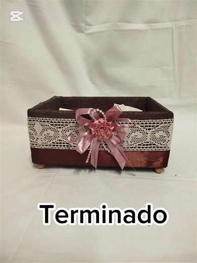 tutorial, ten todo curioso y ordenadito, solo necesitas: tela, si tienes puntillas o lazos, tijeras, una cajita, pistola de silicona y silicona es barritas. Tutorial Miércoles 7 de Enero de 2026 a las 15:00h.#rebornista #MaiteMoReborn#rebornbaby #reborns