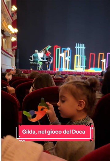 La Scala apre le sue porte a bambini e famiglie con “Gilda, nel gioco del Duca”, uno spettacolo ispirato al Rigoletto di Verdi che fonde opera e teatro in un grande gioco interattivo 🎭 Tra canto, movimento e azione, il pubblico diventa parte della storia ✨ Lo spettacolo fa parte di Opera Education di AsLiCo, un progetto di spettacoli e laboratori pensato per il pubblico più giovane. Si ringrazia Italmobiliare, partner di “Grandi opere per piccoli”, e Teatro alla Scala Association of America
