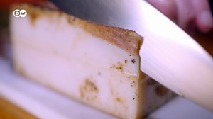 🇮🇹😱 It’s rich in fat, but also in taste. The specialty lardo from Tuscany was once a typical hearty meal for quarry workers in Carrara. Nowadays, it’s renowned as an Italian culinary delight: | DW Euromaxx