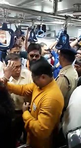 1M views · 5.6K reactions | B,J,P, leaders Ko Mumbai A.C Local se Dhake markar public ne bahar Kardiyeh Is Train may Ek 10 saal ki Bacchi jo Thi | Deen aur Duniya | Facebook