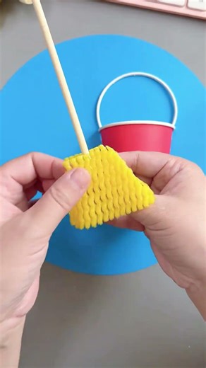 This is how to make a broom motif using fruit netting #broom #motif #netting #fruit