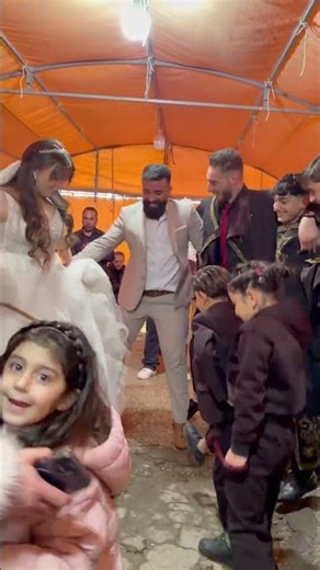 اجمل واهضم عروس نزلت تتحداني بالدبكة 😅 الإمبراطور A bride dances a dabke in a wedding dress