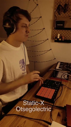Finger Drumming on Maschine MK3 with Bass Static X Otsegolectric Live Cover #bassist #bassplayer