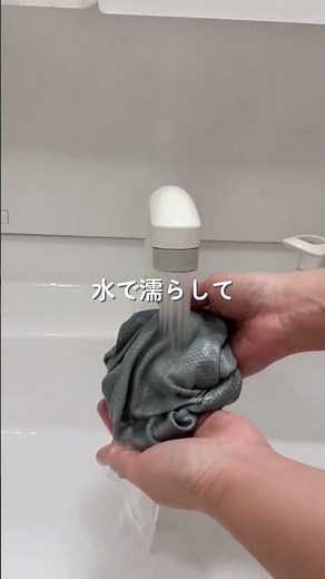 【もう何度も拭き直さない！】ダイソーの100円魔法クロスが優秀すぎて大化け◎ テレビの手垢汚れを一発で全消しする魔法の「窓ガラス・鏡クリーンハック」 📺✨