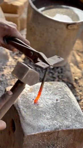How to Fix a Strong Wire for Drying Wet Clothes #forgedbyhand #blacksmith #hook #dryingclothes