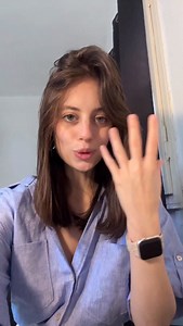 ה-NPU (ראשי תיבות של Neural Processing Unit) הוא רכיב חומרה ייעודי שתוכנן למשימה אחת בלבד: האצת חישובים של רשתות נוירונים. בניגוד ל-CPU שנועד למשימות כלליות, ה-NPU בנוי מרשת של יחידות חישוב זעירות המאורגנות לרוב כ-Systolic Arrays. המבנה הזה מאפשר לנתונים “לזרום” דרך השבב ולבצע פעולות מתמטיות ברצף מבלי לבזבז זמן ואנרגיה על גישה חוזרת לזיכרון הראשי (RAM). הפעולה המרכזית שה-NPU מבצע היא כפל וצבירה של מטריצות (MAC - Multiply-Accumulate), שהיא אבן היסוד של כל מודל בינה מלאכותית. בעוד שמעבדים גרפיים (