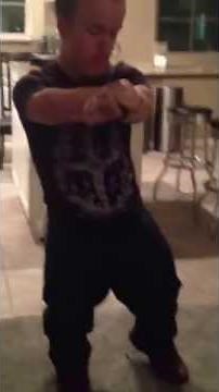 HILARIOUS DWARF DANCES GANGNAM STYLE (Brad Williams)