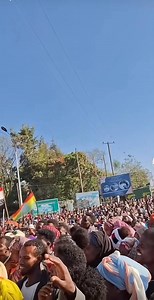 ነገሩ ኦሮሚያ ክልል ነው "የት ናችሁ?" ይላል - ሰልፈኛው ህዝብ "4 ኪሎ" እያለ ይመልሳል:: "ምን ልናደርግ ይገባል?" ሲል ይጠይቃል፤ "ልንጠብቀው ይገባል" ሲል ሰልፈኛው ይመልሳል:: በመርህ ደረጃ ከፍ ሲል 4 ኪሎ ያለው የኢትዮጵያ ፌደራላዊ መንግስት ነው - ዝቅ ሲል ደግሞ ብልፅግና ፓርቲ ነው:: Eyasped Tesfaye እንዳጋራን፣ ይህንን እያለ ያለው አንድ ተራ ካድሬ አይደለም - ነገር ግን አንድ ከፍተኛ ባለስልጣን ህዝብ ሰብስቦ 4ኪሎ ያለነው ኦሮሞዎች ነን እያለ ሲያስነግር ነገ ምን ይዞ ይመጣል ህዝቤ ላይ የሚለውን ሰውእንዴት አያገናዝብም??? ከህወሓት ጥፋት መማር እንዴት ይህን ያህል ከባድ ይሆናል??? ትናንት ወላይታ አሶሳ ዛሬ ደግሞ ጅግጅጋ ላይ የለውጡን 7ኛ አመት አስመልክቶ የድጋፍ ሰልፍ የወጣው ሰልፈኛ ይህንን ሲያይ ምን ይሰማዋል? ነው ወይስ አይሰማም ቢሰማን ምን