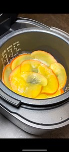 Delicious Apple Cake! 🍎炊飯器で簡単りんごケーキ！ 📝【材料】 ・りんご 1個 ・ホットケーキミックス 200g ・牛乳 160ml ・卵 1個 ・バター 10g ・砂糖 大さじ１ 🍳【作り方】 1.りんごを縦に4等分に切り、芯を取り除く。 2.半分は角切りにし、もう半分は薄切りにする。 3.耐熱容器に薄切りにしたりんご、バター、砂糖を入れラップをし、600Wのレンジで3分加熱する。（煮汁は後から使うのでとっておく） 4.ボウルに卵、牛乳を入れよく混ぜる。ホットケーキミックスを加え軽く混ぜる。最後に角切りにしたりんごを入れ軽く混ぜる。 5. 炊飯器の内釜に炊飯器用の溶かしバター（分量外）をぬる。 6. その上に煮りんごを放射線状に並べ、3の煮汁、5の生地をそっと流し込み通常炊飯したら完成。✨ 【ポイント】 ・炊飯釜の底だけでなく、少し外側までもりんごを並べると、焼き上がったケーキの側面にもしっかり煮りんごがついて、見た目も仕上がりも良くなります。🍎 1回の炊飯で焼きあがらない場合もあります。再度、炊飯して調節してください。 また、炊飯器の機種によっては、炊