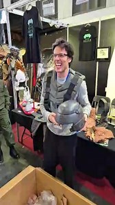 52K views · 22 reactions | Unboxing en directo en el @comic_bcn ____ ____ Props de STARSHIP TROOPERS y LOS 4 FANTÁSTICOS ____ ____ Ayudadnos con el @verkami para poder exponerlo TODO en el Museo Alien de Ciencia Ficción !!! | Luis Nostromo | Facebook
