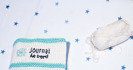 Une couverture pour ranger le carnet de santé d'un nouveau-né.