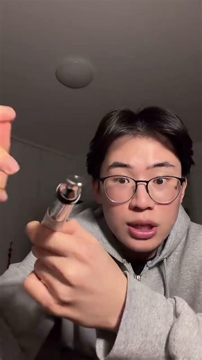 une crème pour les yeux qui vibre ?! Y'a qu'avec la skincare asiatique qu'on voit ce genre de cho...