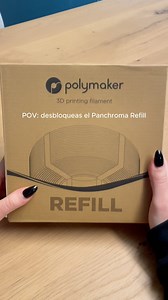 ¿Nunca has usado un Panchroma PLA Refill? Es más sencillo (y satisfactorio) de lo que imaginas. Así se monta: ✅ alinea la muesca de la bobina con la del núcleo de cartón ✅ cierra las dos mitades hasta escuchar el click ✅ asegura la punta del filamento ✅ retira las pestañas de plástico Mismo resultado, menos desperdicio. Link en bio. #Polymaker #PLARefill #ASMR #Impresion3D #3DPrinting | Polyfab3d.es