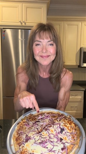 (Save this recipe) 👇This pizza is high protein, low carb, and less calories. Shockingly delicious. Why this pizza supports fat loss: High protein keeps you full, supports lean muscle, stabilizes blood sugar, and pairs perfectly with strength training to help reduce belly fat over time. Protein Pizza Crust Ingredients: • 1 lb (450 g) ground chicken • ¼ cup grated parmesan cheese • 2 egg whites • 2 tbsp quick dry oats • 1 tsp dried oregano • ½ tsp salt • ¼ tsp black pepper Directions: Preheat ove