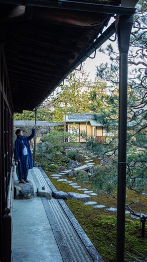 BUAISOU on Instagram: "窪塚洋介さんらがプロデュースするジャパニーズ・グラス・ブランドWATASHI JAPANに新たに加わった「籠目縁」のお座布団を、窪塚さんの作品《多次元旅行》を紋様として、グラス専用の座布団に仕立てさせていただきました。 また現在、CRANE ASHIYA にて開催中の窪塚洋介墨画展「雲中白鶴」で展示されている掛け軸にも、藍染で井上光雅堂さんとご一緒に関わらせていただいております。詳細はWEBよりご覧ください。 We had the pleasure of creating an indigo-dyed zabuton for “Kagome Enishi,” a new addition to the Japanese glass brand @watashi_japan_ produced by @Yosuke_Kubozuka and his team. The pattern is based on Kubozuka-san’s artwork "多次元旅行(Multidimensional Journey)", specially 