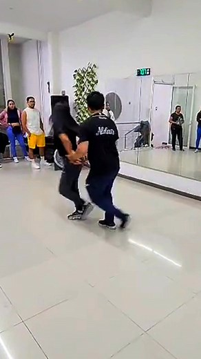 🎶 ¡Ay, Mi Corazón! El Clásico Cumbiero que Nunca Deja de Palpitar 💖 ¡Atención a todos los amantes de la buena cumbia y el sentimiento puro! ¿Quién no ha gritado con toda el alma el coro de "Ay Mi Corazón" de Los Askis en una fiesta o en el carro? 🕺💃 Esta canción no es solo un éxito, ¡es un himno que te llega directo al alma y te pone a bailar sin remedio! Es la mezcla perfecta de alegría y esa melancolía que solo la cumbia sabe dar. * ¿Cuál es tu recuerdo más épico con esta canción? (Ese bai