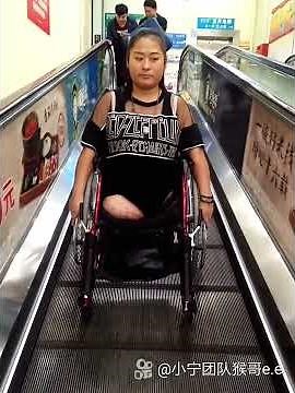 Dak shopping in escalator
