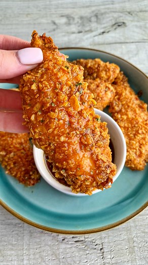 Fitwaffle | Eloise Head on Instagram: "Air fryer chicken: HONEY GARLIC CHICKEN TENDERS 😍 Omg these chicken tenders are so saucy, juicy, crispy, sticky and delicious 🤌 They’re super easy to make and only take 10 minutes in the air fryer 🙌 Sound on for full instructions 🔉 All you need is: 300g chicken mini fillets 1-2 tbsp paprika 1 tsp garlic granules 1 tsp onion granules Salt & pepper to taste 1 large egg, beaten 60g cornflakes 2 tbsp sweet chilli sauce 2 tbsp light soy sauce 1-2 tbsp honey 