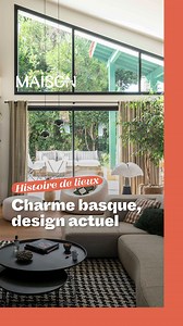 Cap sur le Pays Basque où Fabienne a confié à sa fille, la designer d'intérieur @juliechatelain_interiors la conception de sa maison. 🌿✨ Le souhait ? Une habitation contemporaine, baignée de lumière, mais qui s'intègre harmonieusement au paysage et à l'architecture locale. Un pari réussi en synergie avec l'agence Alaman-Macdonald, conciliant grandes ouvertures modernes, façade blanche épurée et clins d'œil régionaux comme la charpente verte apparente. À l'intérieur, les volumes généreux sont su