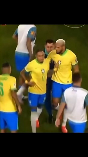 14K views · 402 reactions | Regarder comment les Argentins ont commencé à pr*v*que Raphinha à la mi-temps  #reelsvideoシ #reelsviralシ Homme du Match @ [798642618957248:49210:@super fans] | Homme du Match | Facebook