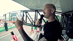 Lezioni di volo firmate #DaMoveCrew nella seconda parte dell'episodio di Tricky Life intitolato "Napoli è Freestyle": continua il racconto del nostro incredibile show di schiacciate durante l'#NBA3XIT NBA Italia! Clicca qui per guardare il video | http://ow.ly/LGDBm #FreestyleForce #WebSerie | DA MOVE