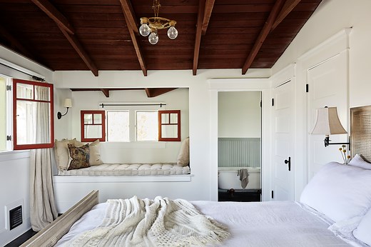 Here's Why So Many Designers Love Chantilly Lace by Benjamin Moore