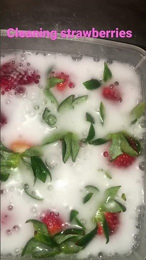 Cleaning strawberries with Baking soda and vinegar