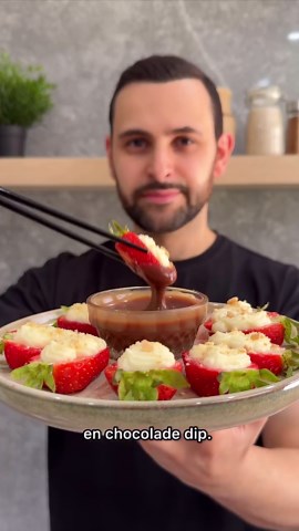 Mijnsmaak on Instagram: "In slechts 15 minuten heb je deze smaakvolle traktatie klaar. De aardbeien zijn gevuld met een romige cheesecakevulling en getopt met knapperige gekruimelde koekjes. Een verrukkelijk dessert dat je gasten zeker zal bekoren. ⏰ 15 min 🏋️ Super Makkelijk 🍽 4 porties 🌐 Het uitgebreide recept staat op de website. Het recept vind je op onze website! Check de link in onze bio of zoek “Aardbeien gevuld met Cheesecake” op www.mijn-smaak.nl #Strawberry #aardbeien #cheesecake #e