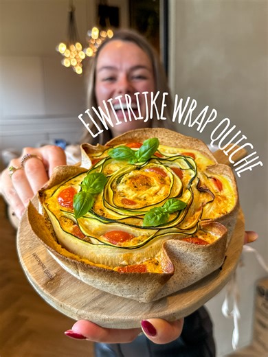 Eiwitrijke courgette wrap quiche uit de oven 🥒🍅💗 Makkelijke maaltijd 💪🏼 550 kcal 34 g eiwit ✨ RECEPT ⤵️ Als je op zoek bent naar een makkelijke maaltijd die VULT dan moet je deze echt eens proberen. Hij is ook super leuk om als eiwitrijk bijgerecht op tafel te zetten, dat je allemaal een punt eet. Of een halve als lunch met nog iets erbij. Dit soort wrap quiches zijn echt mijn go-to als ik iets voedzaams wil, wat er super creatief uit ziet maar stiekem echt MEGA makkelijk is 🥰 💛 Sla op om